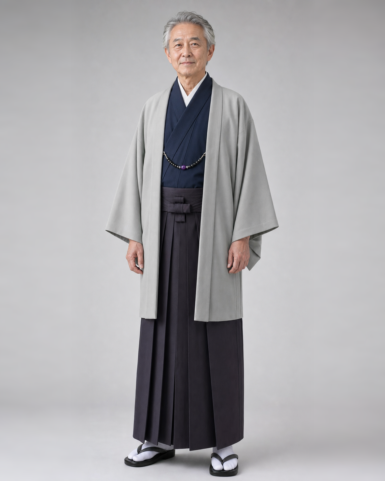 明るいグレーの羽織と濃紺の着物を合わせたコーディネート
